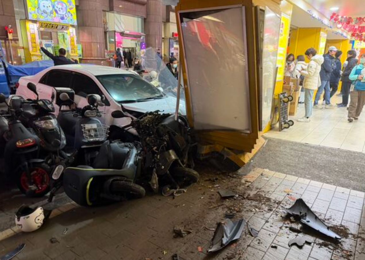 畫面曝光!北市女駛出百貨公司停車場突失控暴衝 連撞6機車、光南店柱釀1人傷