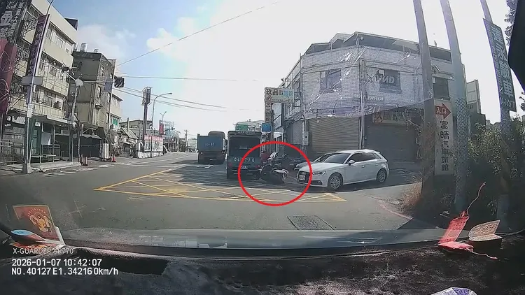 謝姓女騎士遭奧迪轎車撞上，母女倒在小貨車旁。翻攝Threads/karen76102001bwl