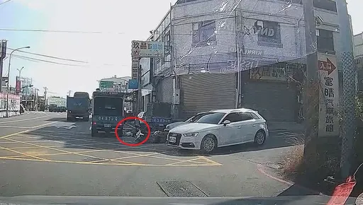 彰化母女騎車挨撞倒地　2歲女童差1秒險遭輾頭！母一把神拉回