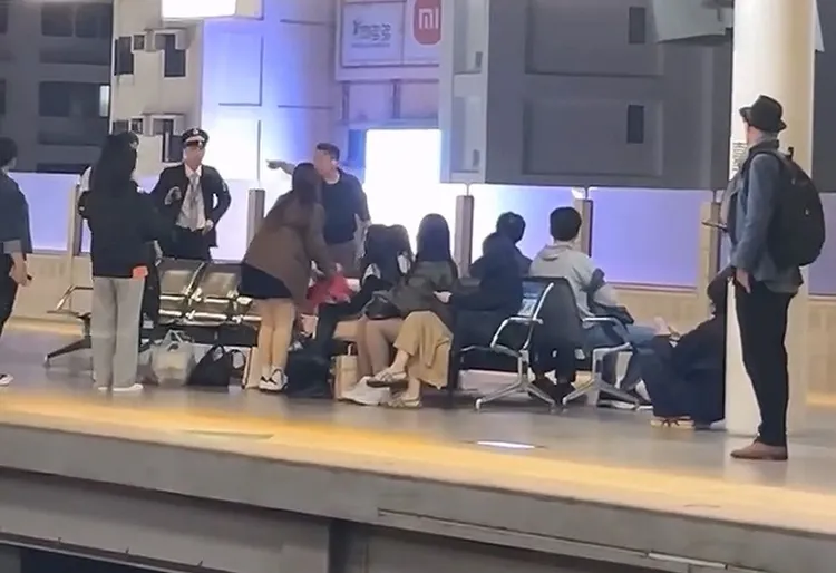 岩姓男子指著妻子大聲叫嚷。翻攝Threads/ling_153devil