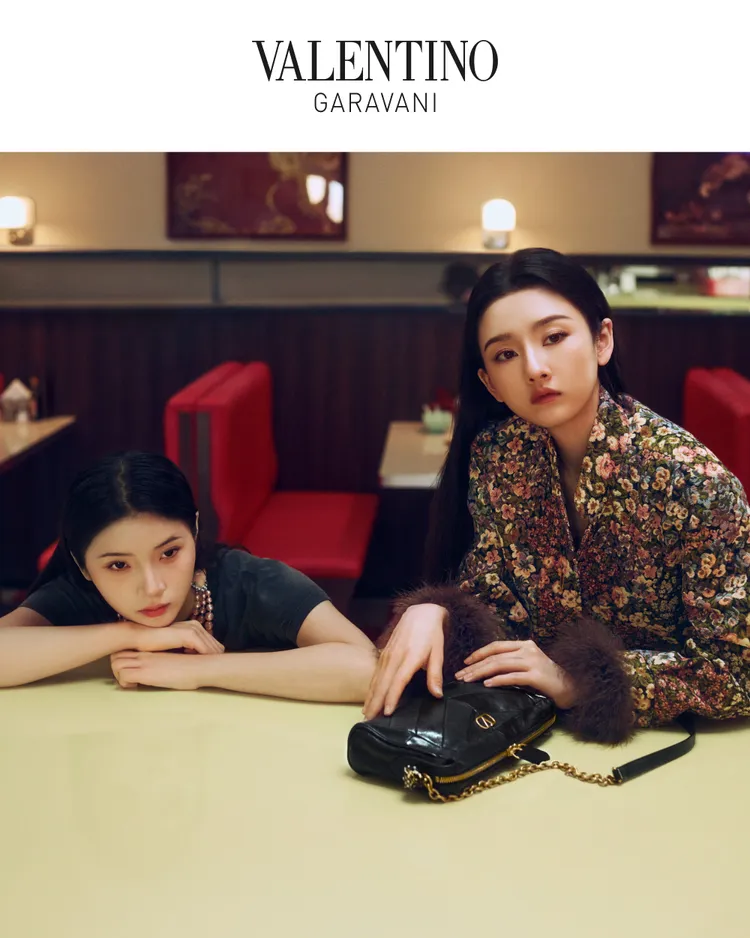 宋祖兒花卉刺繡西裝外套搭配黑色Panthea包。品牌提供