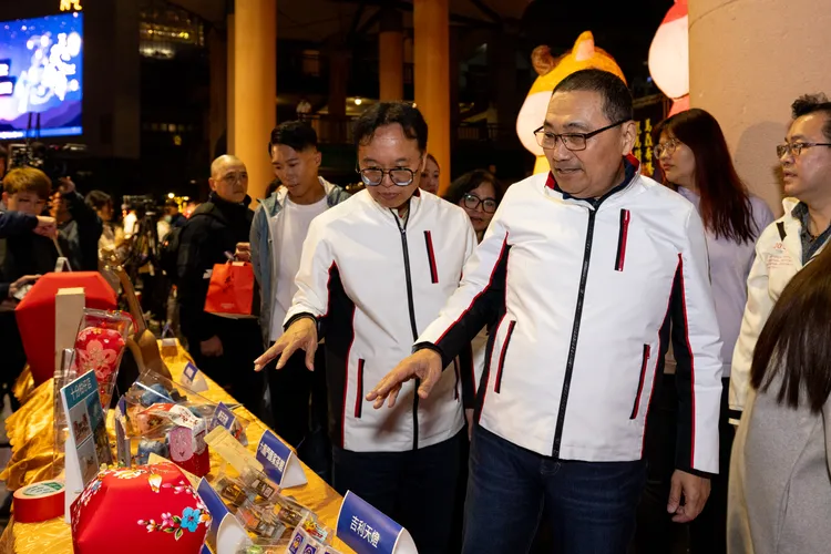 侯友宜市長、代言人陳彥博與觀旅局長楊宗珉於平溪商圈攤位上參觀在地特色文創商品。觀光局提供