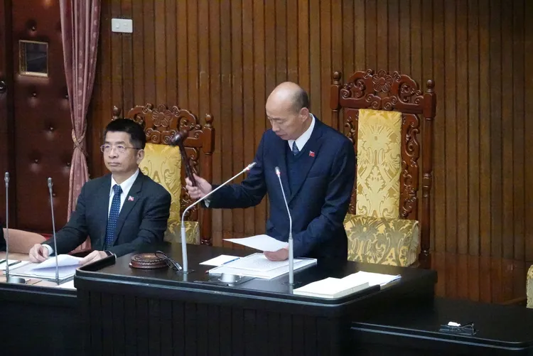 立法院院會 《外送員專法》三讀，立法院長韓國瑜（右）、副秘書長張裕榮（左）。莊宗達攝