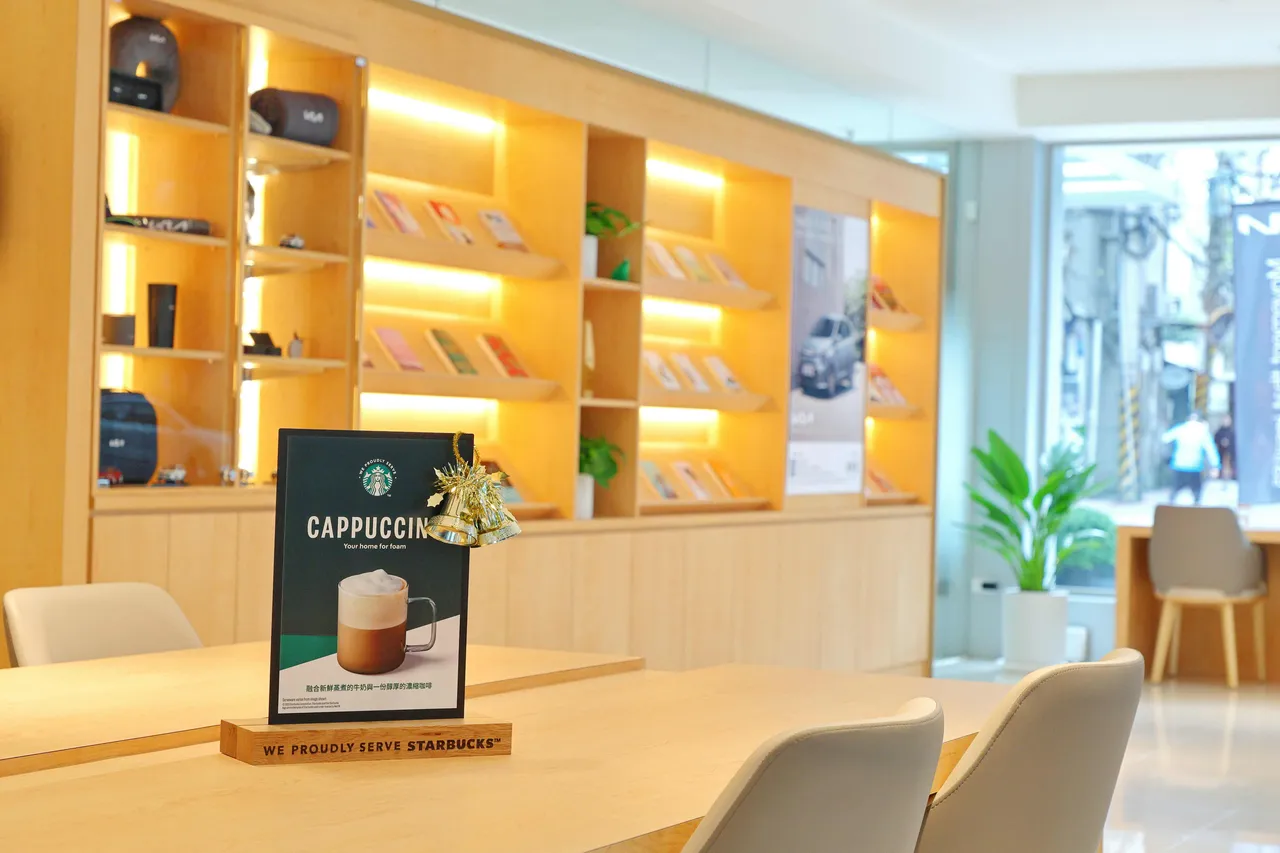 溫潤木質氛圍的客休區，為車主營造出兼具品味與溫度的休憩體驗。業者提供