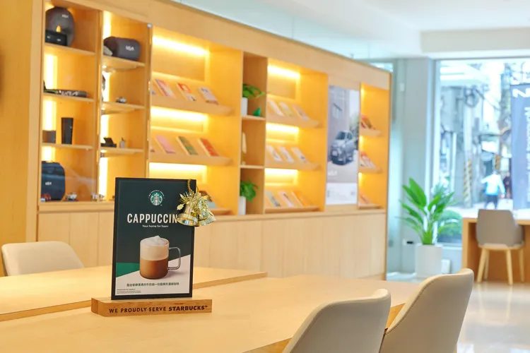 溫潤木質氛圍的客休區，為車主營造出兼具品味與溫度的休憩體驗。業者提供