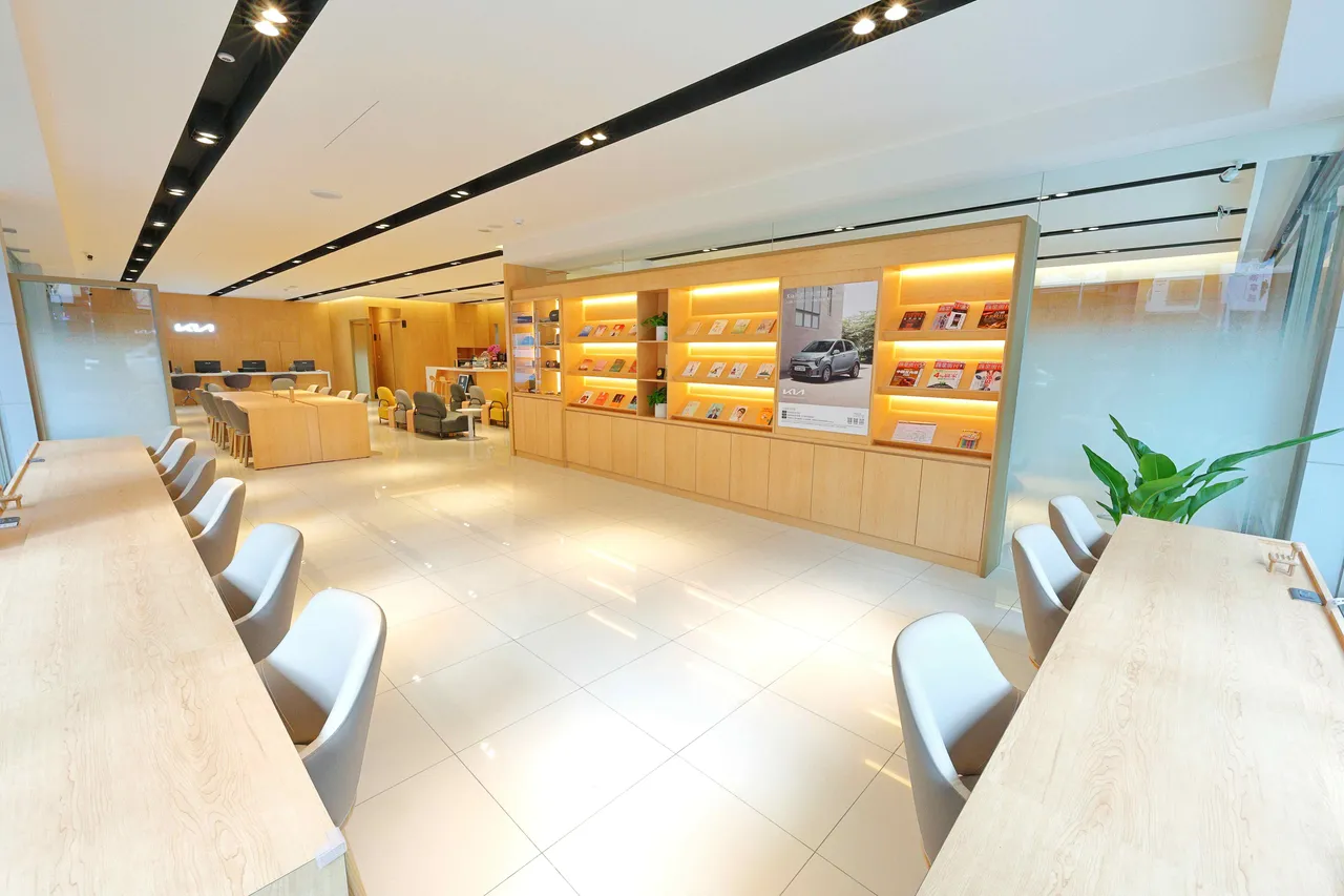 高挑書牆陳列精心挑選的書籍，溫潤木質調與柔和燈光交織出靜謐雅緻的空間，猶如圖書館般的氛圍。業者提供