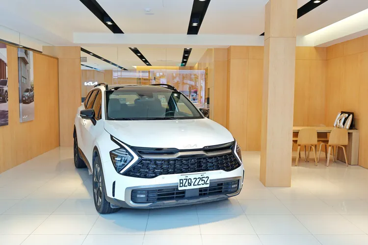 導入「Kia Store」設計概念，打造舒適的交車區，提供車主優質的服務體驗。業者提供