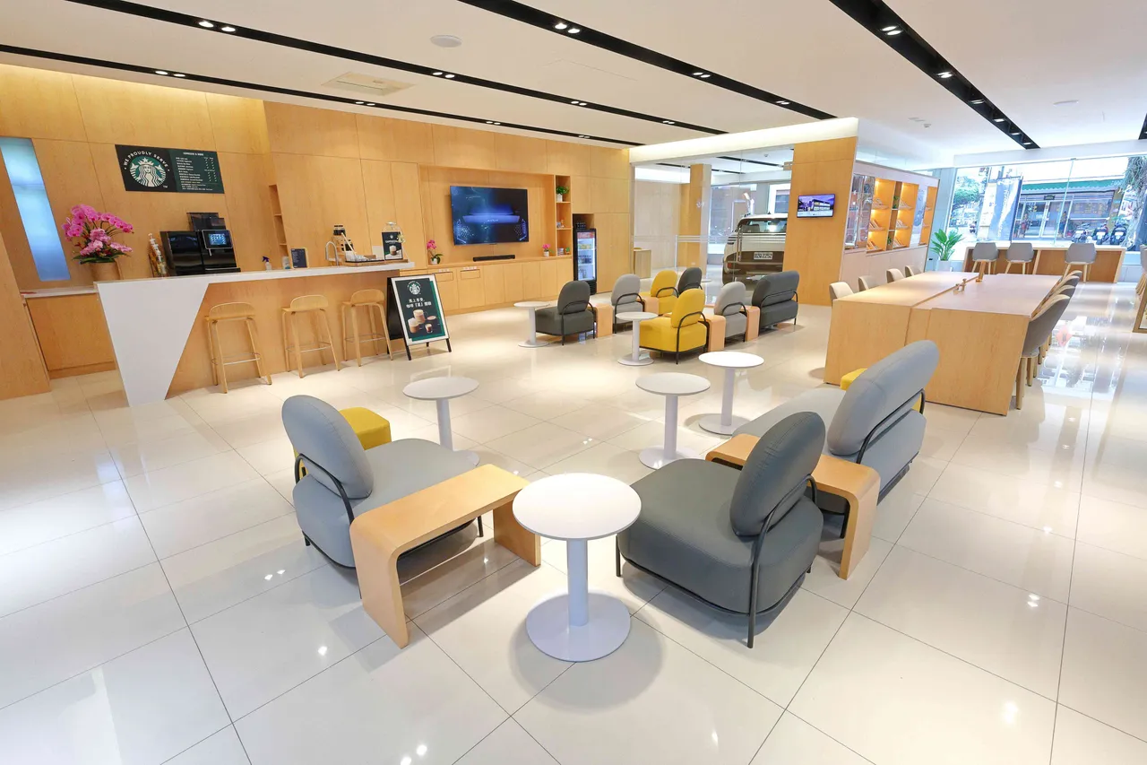 客休區的舒適座椅讓車主在等待愛車保養時，能沉浸於閱讀的愜意時光。