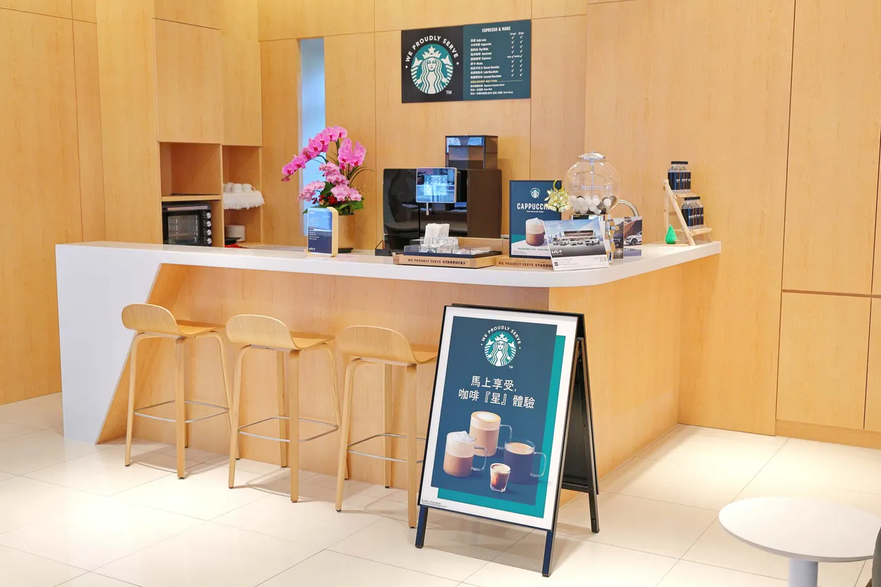 由專人提供的星巴克咖啡服務，讓每一次到訪、等待愛車保養期間都成為一場身心放鬆、並從而獲得啟發的旅程。業者提供