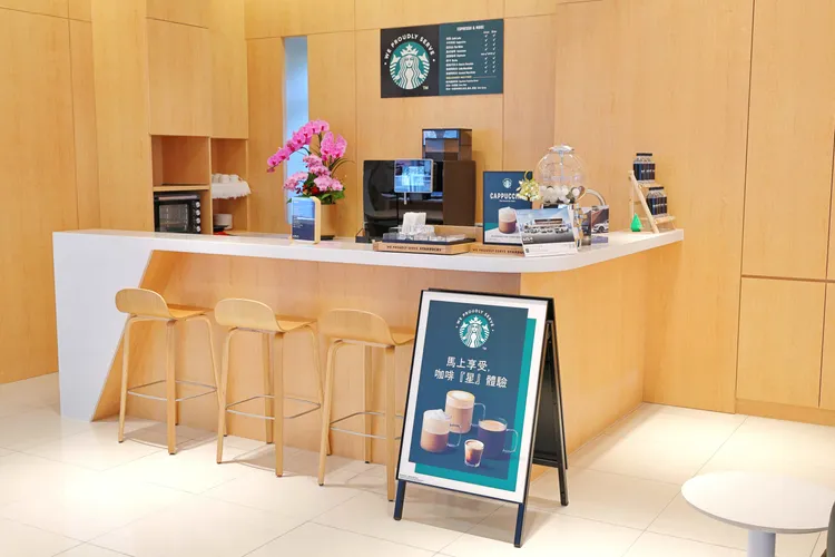 由專人提供的星巴克咖啡服務，讓每一次到訪、等待愛車保養期間都成為一場身心放鬆、並從而獲得啟發的旅程。業者提供