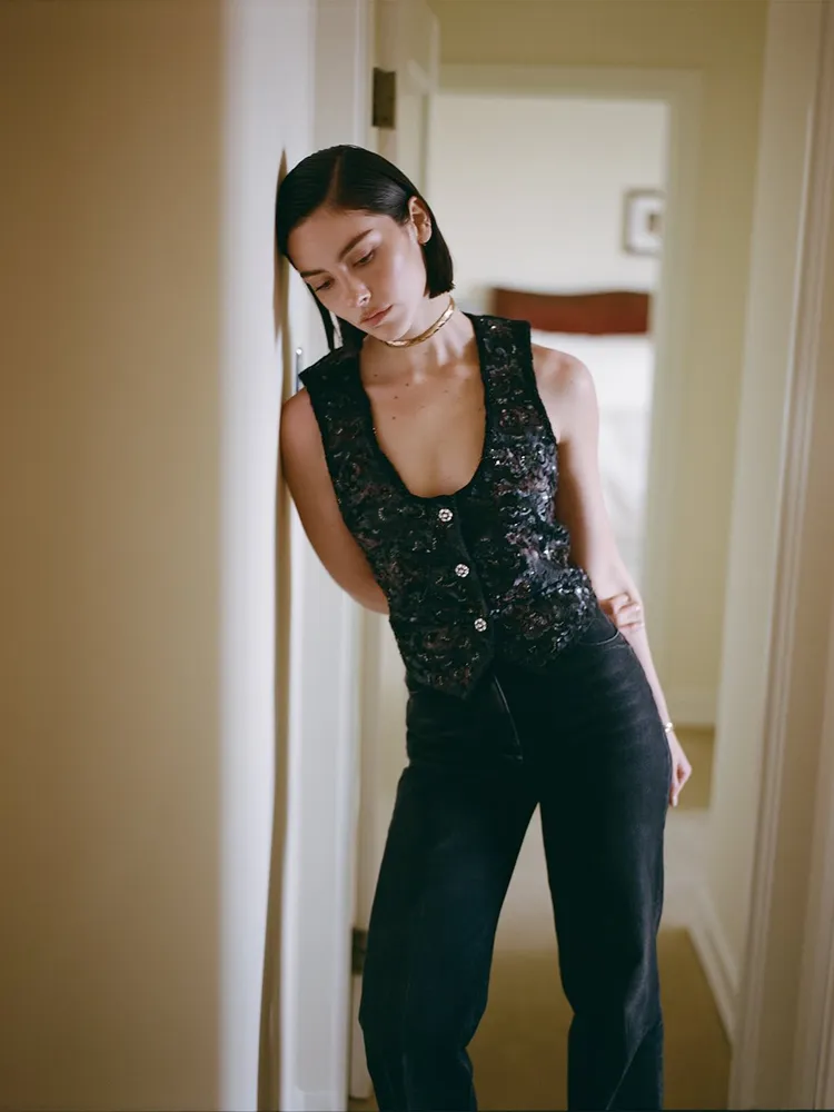 香奈兒新任形象大使葛蕾西亞伯拉罕戴上最新COCO CRUSH珠寶。翻攝品牌IG