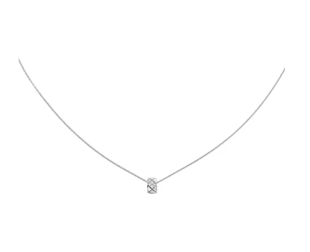 Coco Crush項鍊，菱格紋圖騰，小型款，18K白金，鑲嵌鑽石，13萬6000元。翻攝官網