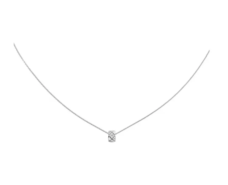 Coco Crush項鍊，菱格紋圖騰，小型款，18K白金，鑲嵌鑽石，13萬6000元。翻攝官網