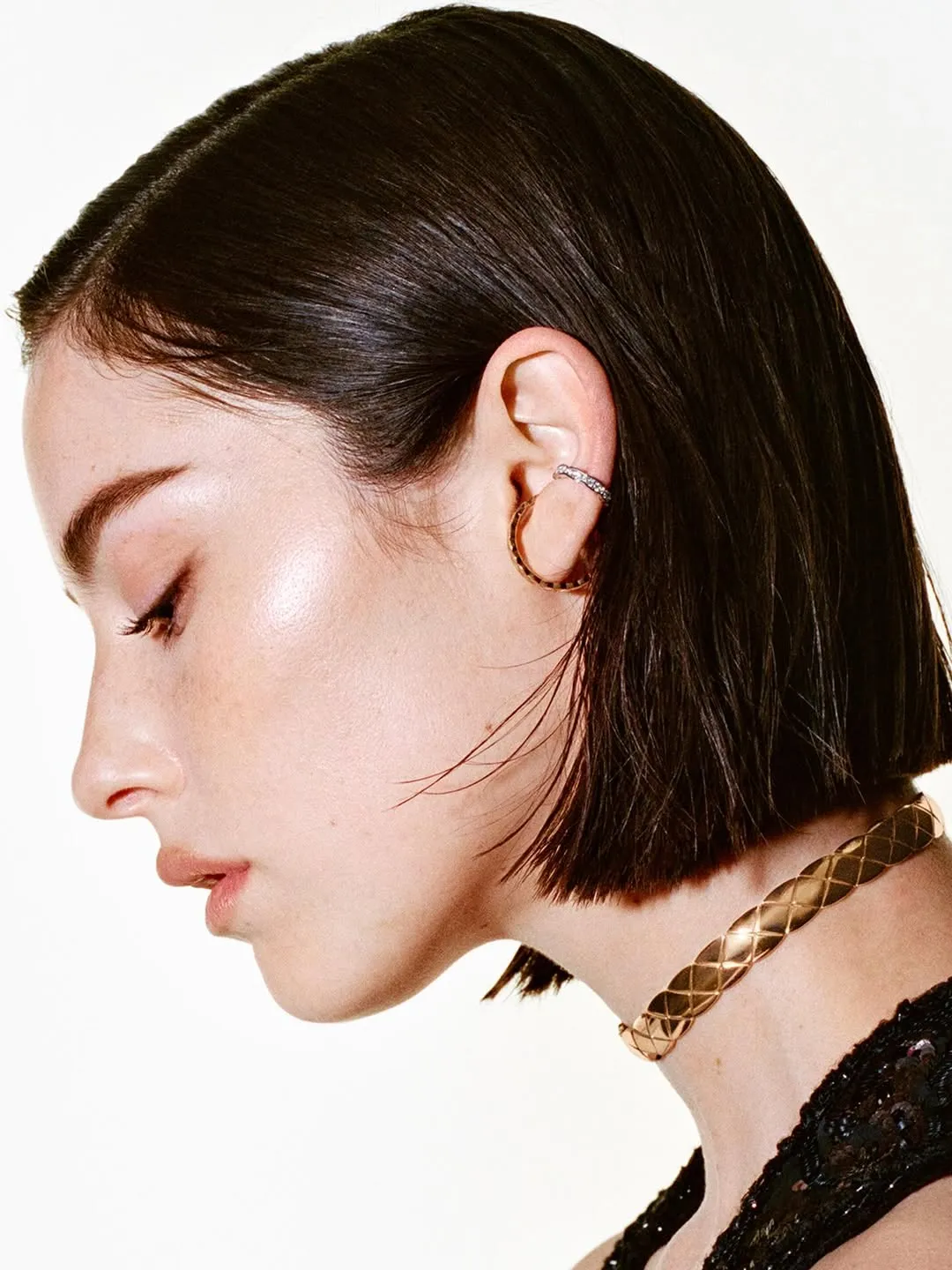 香奈兒新任形象大使葛蕾西亞伯拉罕戴上最新COCO CRUSH珠寶。翻攝品牌IG