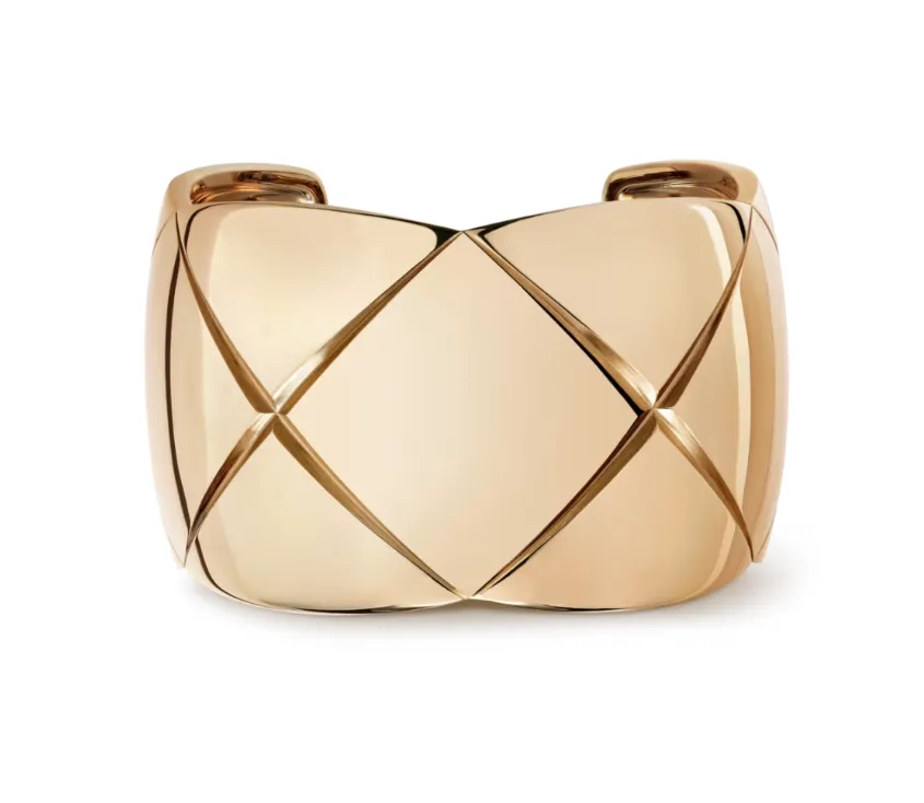 Coco Crush手環，菱格紋圖騰，18K BEIGE米色金，130萬7000元。翻攝官網