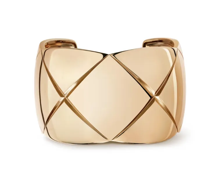 Coco Crush手環，菱格紋圖騰，18K BEIGE米色金，130萬7000元。翻攝官網