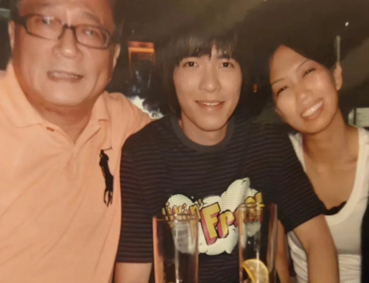 萧敬腾与岳父、爱妻三人开心合照。