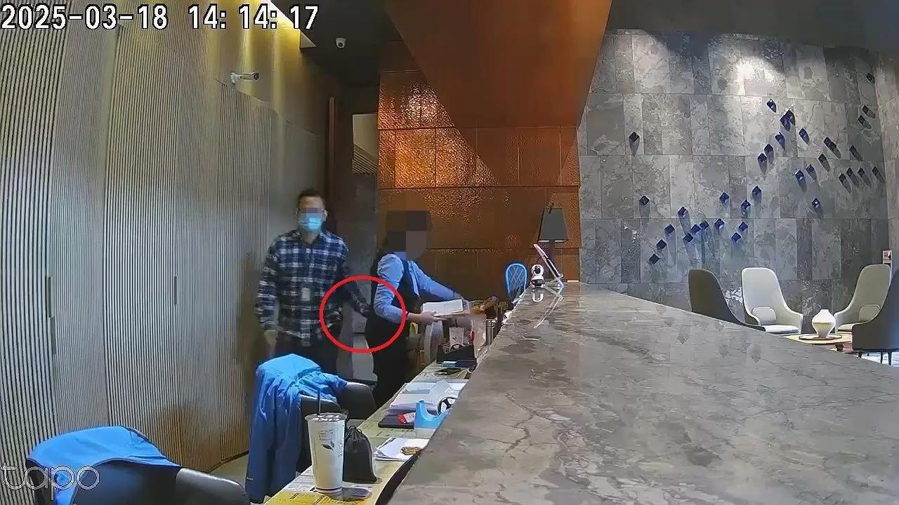 陈姓主委对女秘书拍打臀部后，当天下午经过她身后时又故意以手碰触她的腰部。读者提供