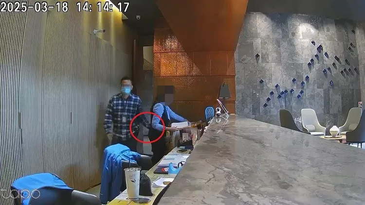 陳姓主委對女秘書拍打臀部後，當天下午經過她身後時又故意以手碰觸她的腰部。讀者提供