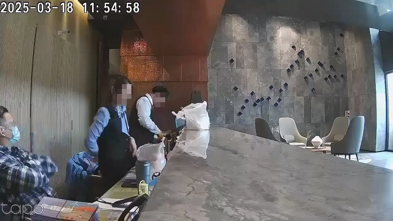 女秘书遭陈姓主委拍碰臀部后，吓到喊了一声「欸」，并以右手护住臀部。读者提供