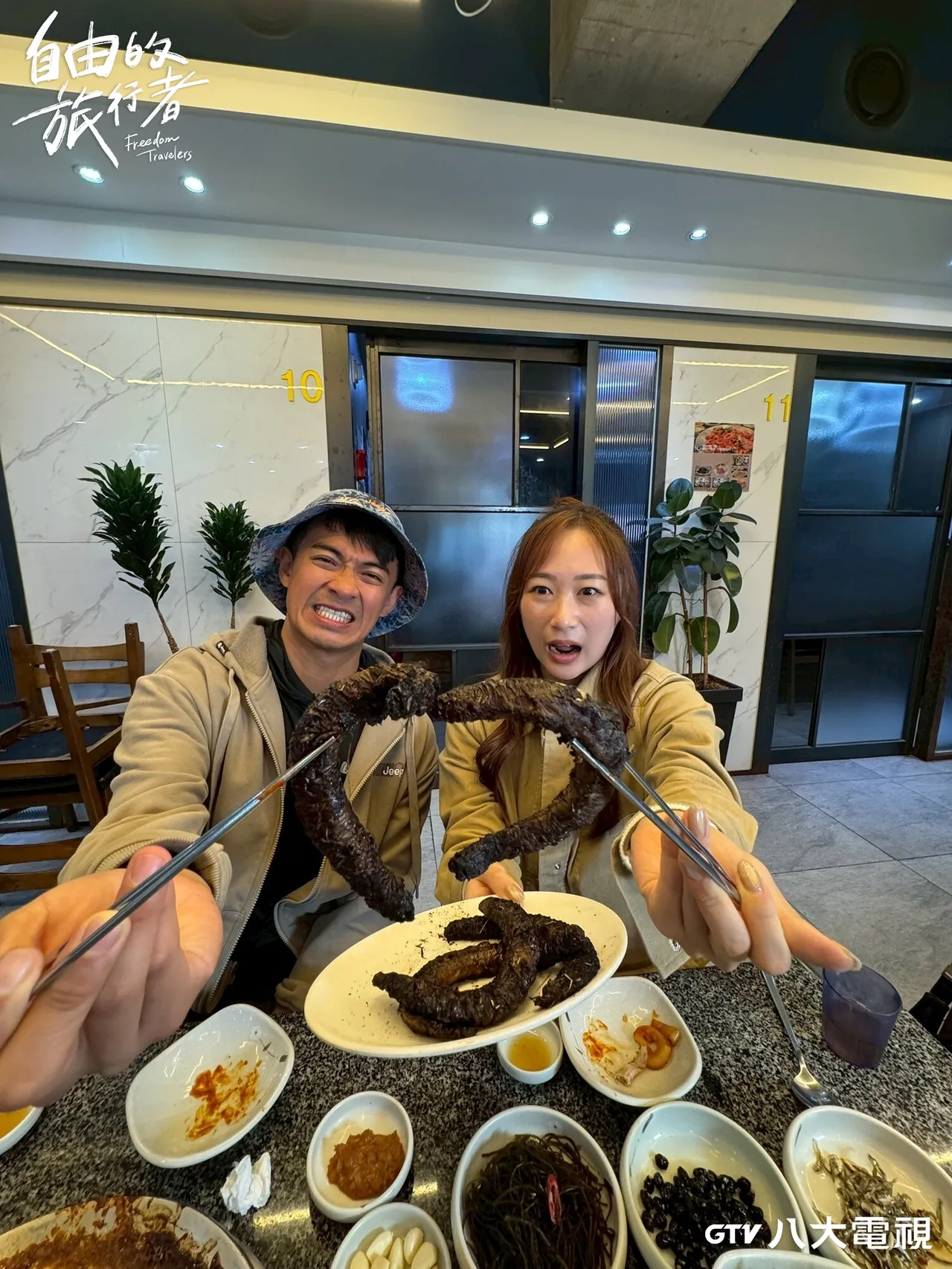 《自由的旅行者》第二季融融（图左）与咪蕾（图右）享用烤盲鳗。八大电视提供