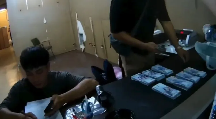 警方現場清點現金及贓物。翻攝畫面