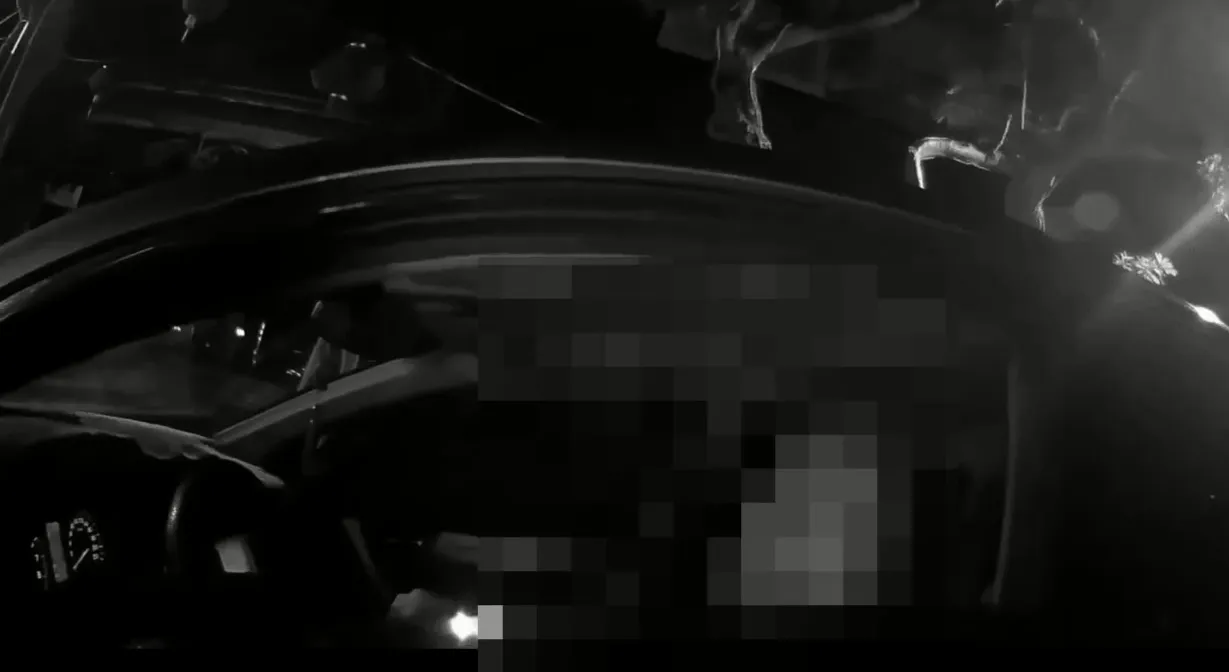 周男與警方理論。翻攝畫面