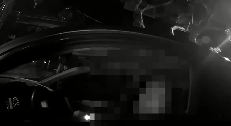 周男與警方理論。翻攝畫面