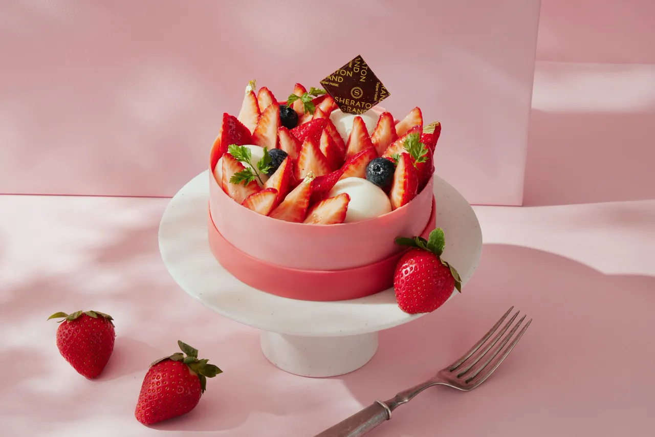 台北喜來登大飯店草莓系列甜點「草莓可可慕斯蛋糕」頂層淋上濃郁草莓果醬並鋪滿草莓與白巧克力甘納許，展現濃郁與清爽交錯的風味平衡。台北喜來登大飯店提供