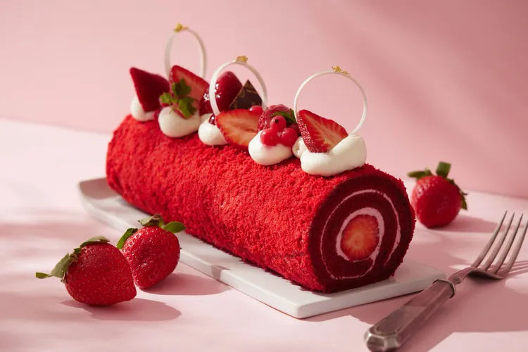 台北喜來登大飯店草莓系列甜點「草莓紅絲絨蛋糕捲」以經典紅絲絨蛋糕融合草莓奶霜與酸甜果粒，莓香為紅絲絨注入春季氣息。台北喜來登大飯店提供