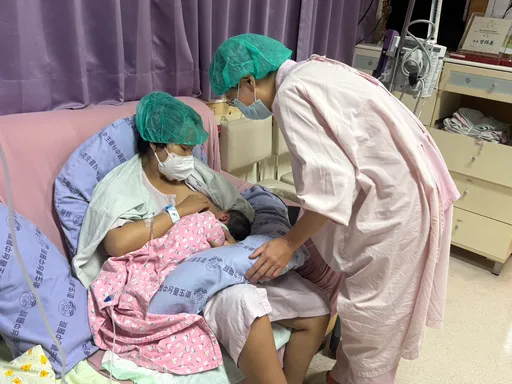 台中医院喜迎首位元旦宝宝！爸爸同生日　妈妈国庆日出生