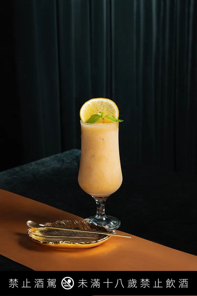 「太陽神蜂蜜啤酒冰沙」以蜂蜜啤酒與蘭姆酒製成，金黃色澤象徵太陽神意象。金色三麥提供