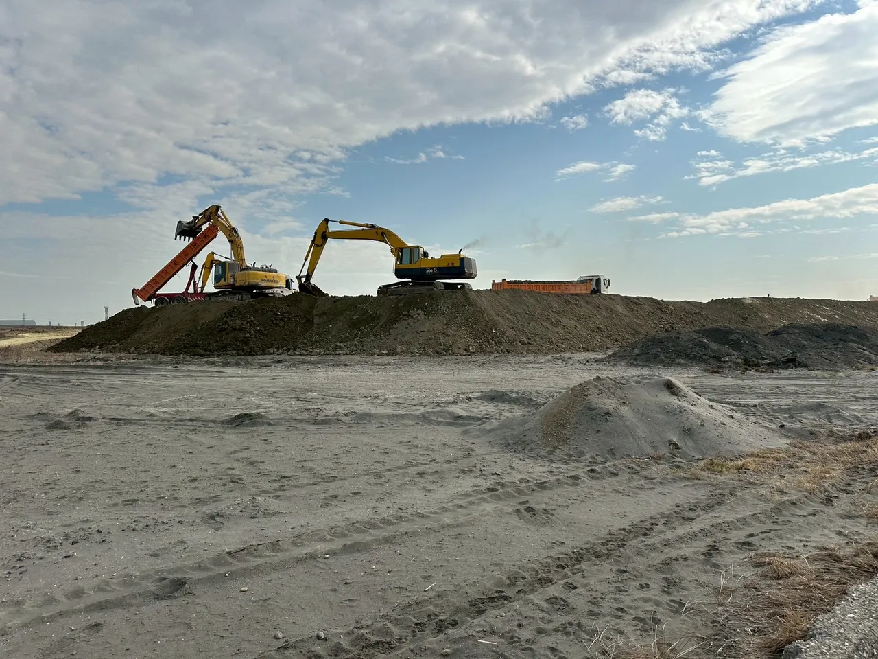 高雄市公共及民間工程自114年11月7日起，已將營建剩餘土石方送往港區整地土地進行去化。翻攝畫面