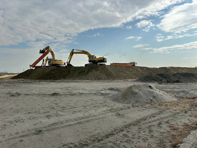 高雄市公共及民間工程自114年11月7日起，已將營建剩餘土石方送往港區整地土地進行去化。翻攝畫面