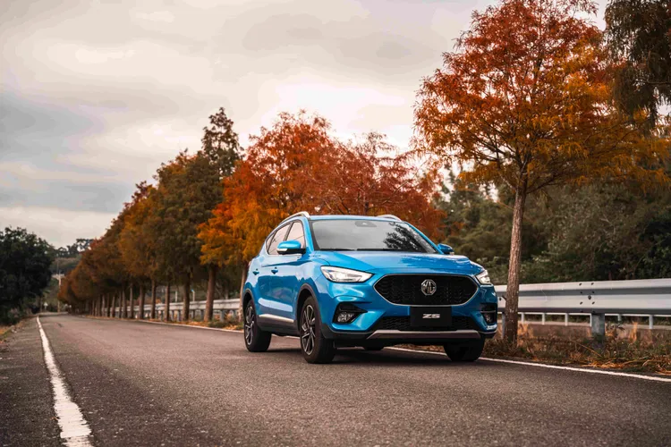 MG ZS憑藉小巧車身尺碼與實用空間配置，成為首購族與都會族群的入門選擇。業者提供