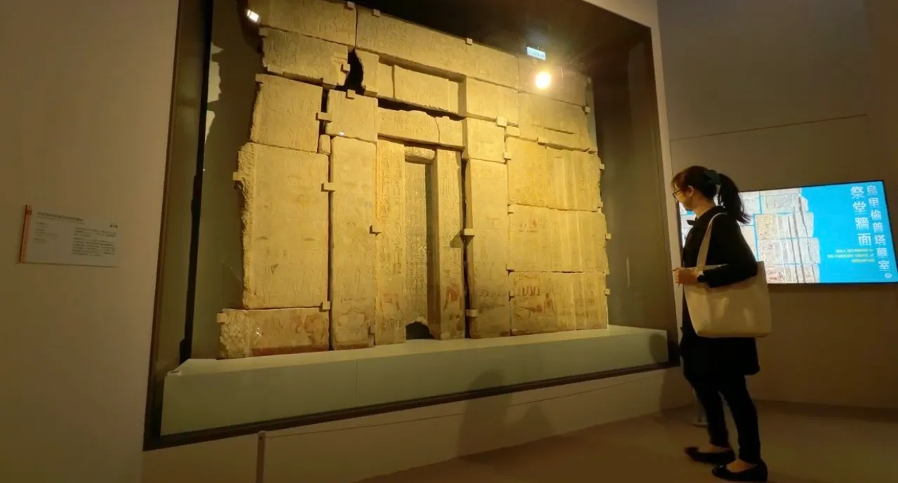 18片石塊組成的「烏里倫普塔墓室的祭堂牆面」，是特展最大藏品。