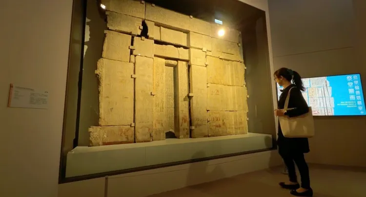 18片石塊組成的「烏里倫普塔墓室的祭堂牆面」，是特展最大藏品。