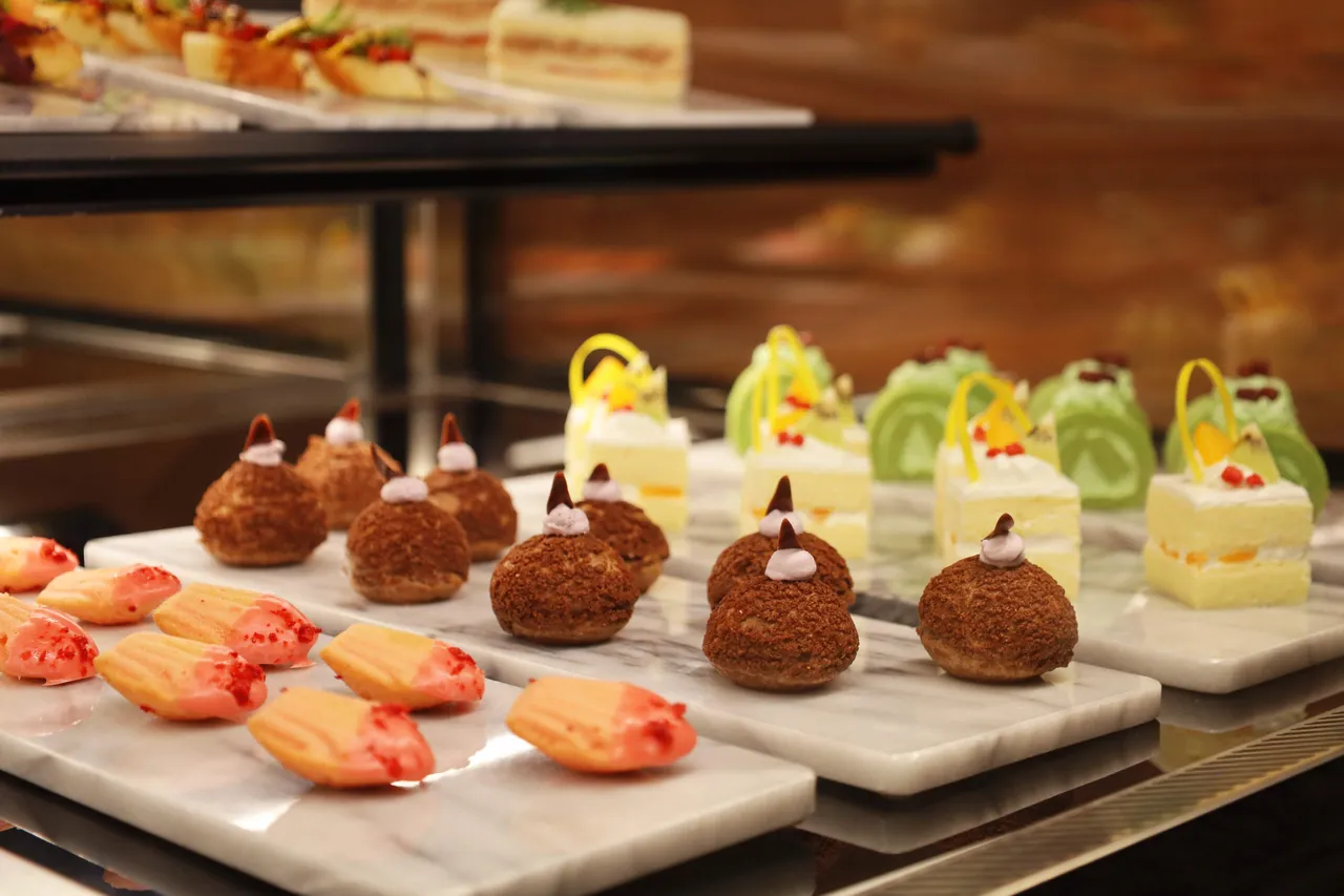 專案同享於每日下午4點至5點在一樓甜心房供應的HAPPY HOUR精緻歡樂時光，旅人可以悠哉享受燻鮭魚可頌、鮪魚沙拉慕斯長形吐司、抹茶生乳蛋糕、布拉格慕斯等季節鹹甜食及飲品，盡情與親朋好友歡聚每一份喜悅。業者提供