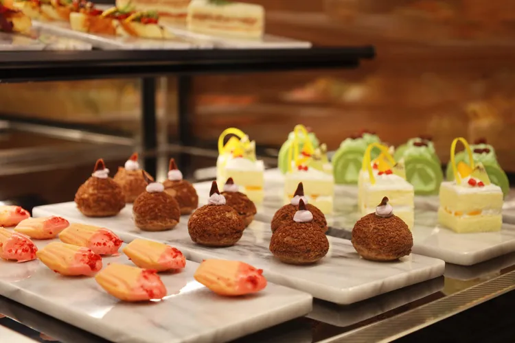 專案同享於每日下午4點至5點在一樓甜心房供應的HAPPY HOUR精緻歡樂時光，旅人可以悠哉享受燻鮭魚可頌、鮪魚沙拉慕斯長形吐司、抹茶生乳蛋糕、布拉格慕斯等季節鹹甜食及飲品，盡情與親朋好友歡聚每一份喜悅。業者提供