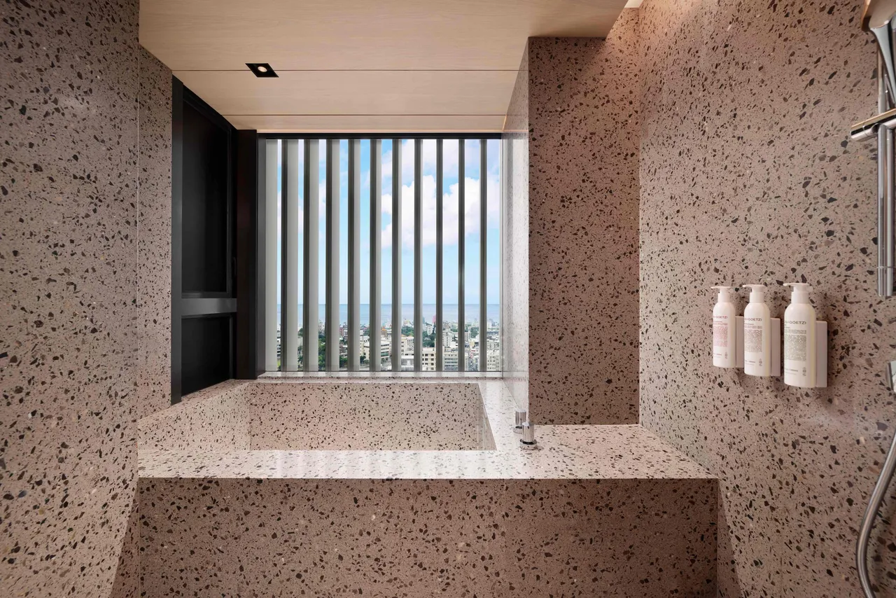 花蓮潔西艾美酒店同時取得縣府頒發的溫泉標章認證，讓旅人不管是待在溫泉房內，又或是公共設施的溫泉風呂，皆可使用獨特的「氯化物溫泉」湯池，也因其富含鹽分，入浴時會在肌膚表面形成一層特殊的薄膜，讓旅人在寒冷的冬天裡也能感受到呵護般的溫暖。業者提供