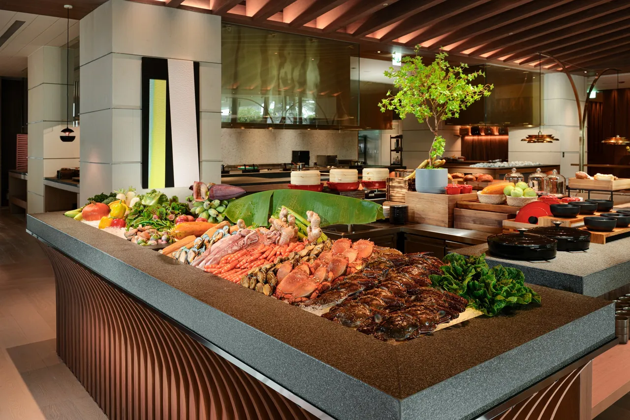 選擇入住一泊二食的旅人，可再享至寶軒中式晚餐或探索廚房自助晚餐，鼓勵旅人一同來花蓮旅遊過新年，輕鬆享受充滿渡假氛圍的好食光，圖為探索廚房。業者提供