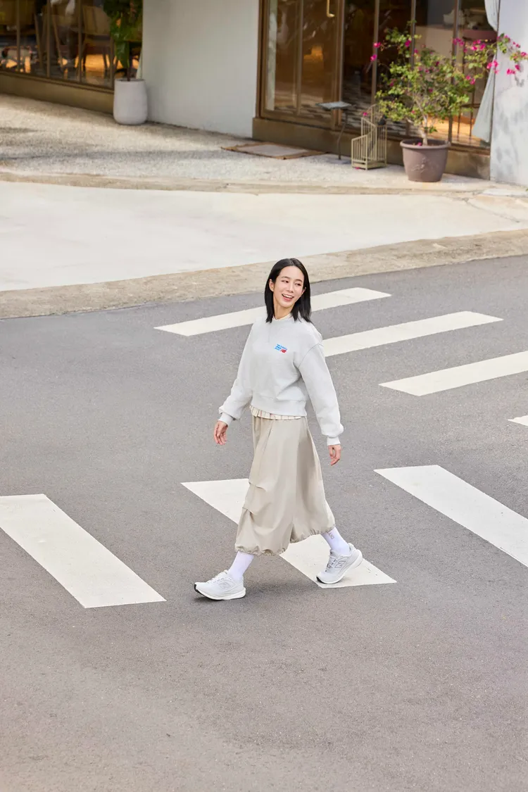 1080v15能完美融入城市漫遊造型之中。品牌提供