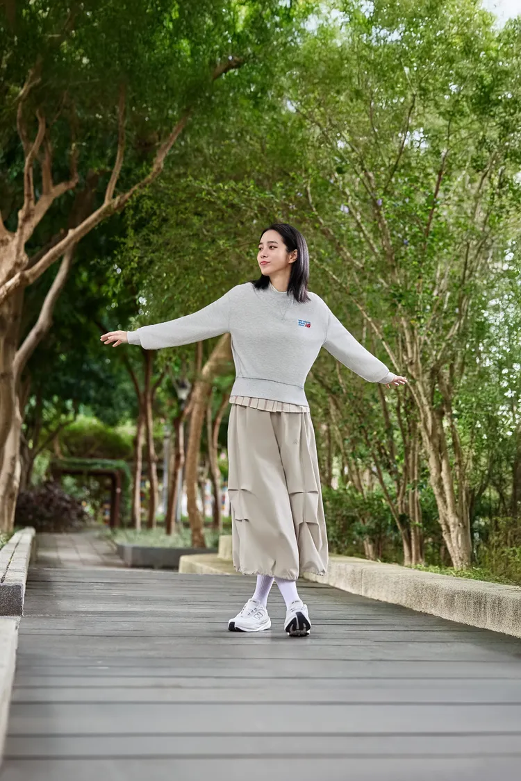 温貞菱以灰色大學T結合設計感十足的抽皺工裝裙，配上純白色調1080v15。品牌提供