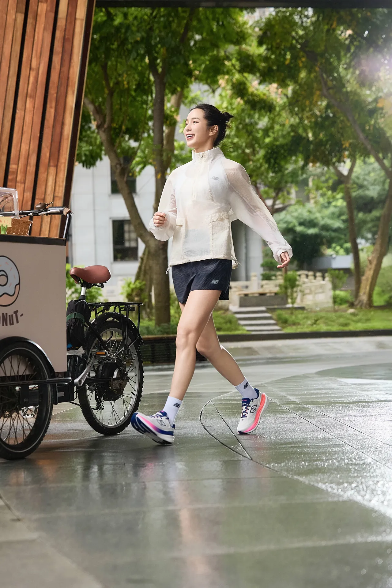 温贞菱慢跑时以轻便机能外套配上亮色系1080v15。品牌提供