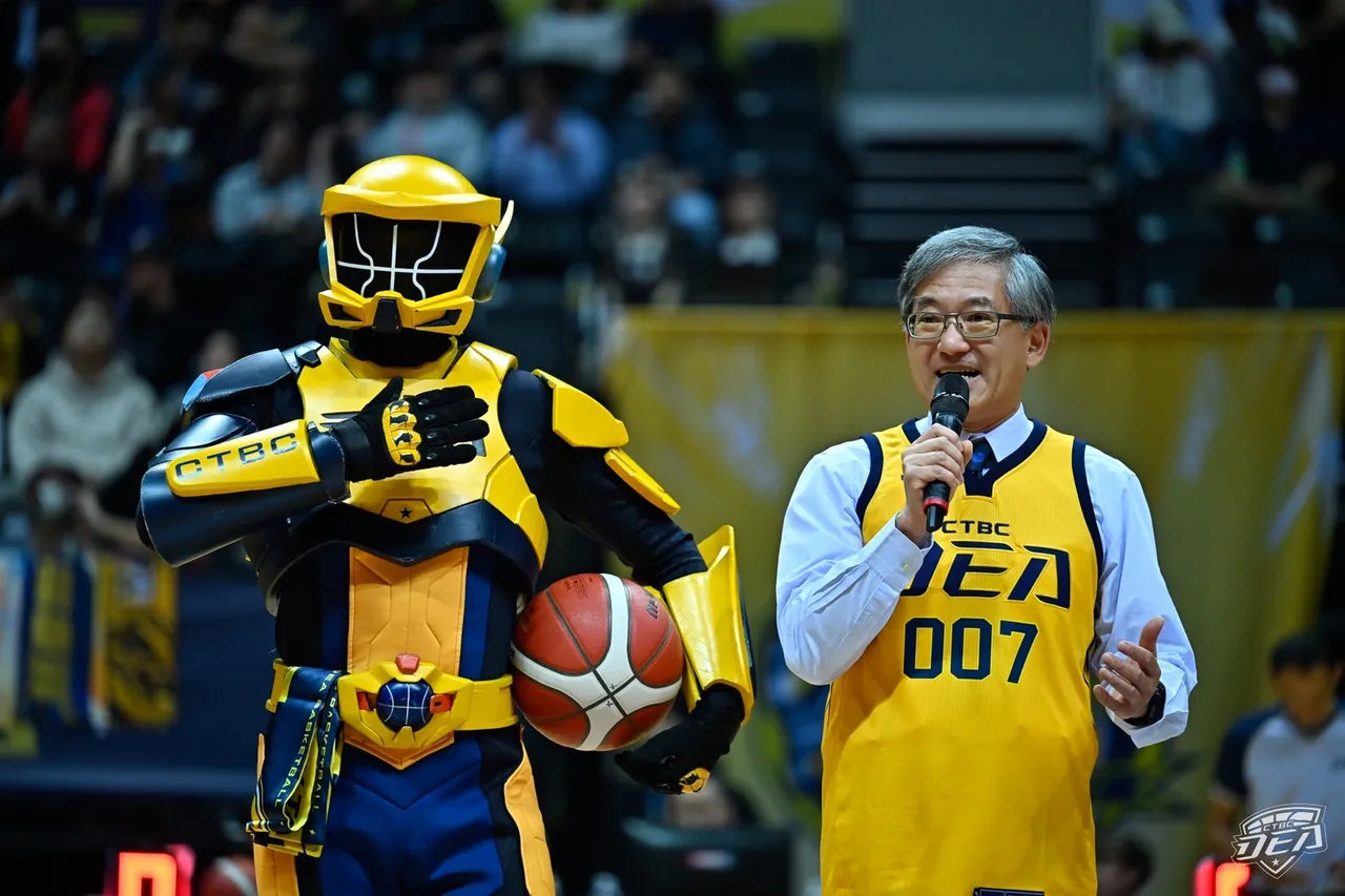 調查局長陳白立為賽事開球。讀者提供