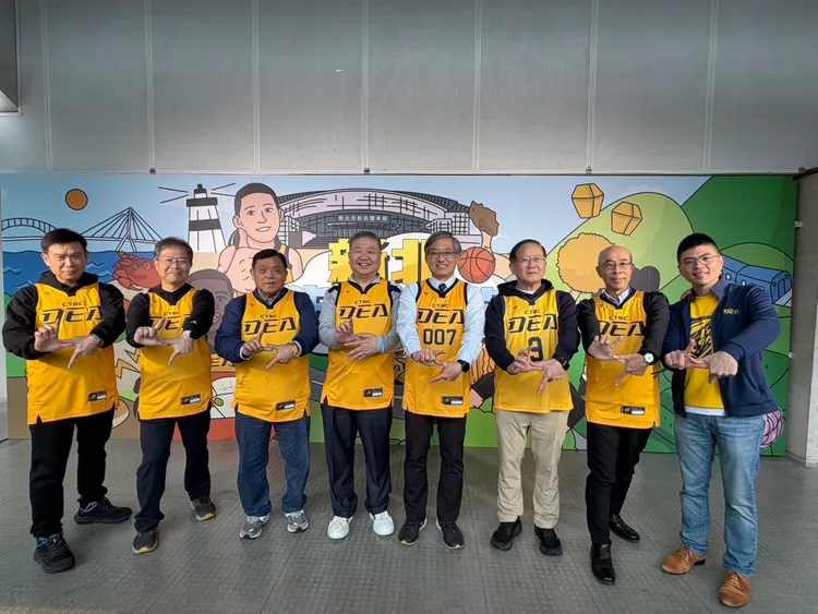 調查局長陳白立為賽事開球，左起重新調查站陳茂益主任、調查局秘書室邱政達主任、新北市議會無黨聯盟總召蔡錦賢議員、新北市議會蔣根煌議長、調查局長陳白立、中信育樂陳國恩董事長、新北市調查處陳宇源處長、台灣人壽法遵長林士淳