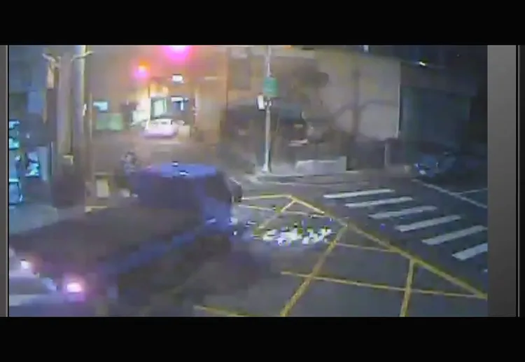 機車急煞失控，連人帶車在地面滑行撞向小貨車。民眾提供