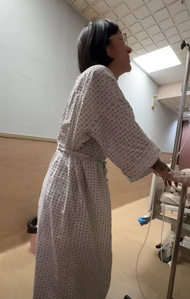 術後一度肚子都是氣，梁云菲推著點滴架練習走路。翻攝梁云菲臉書