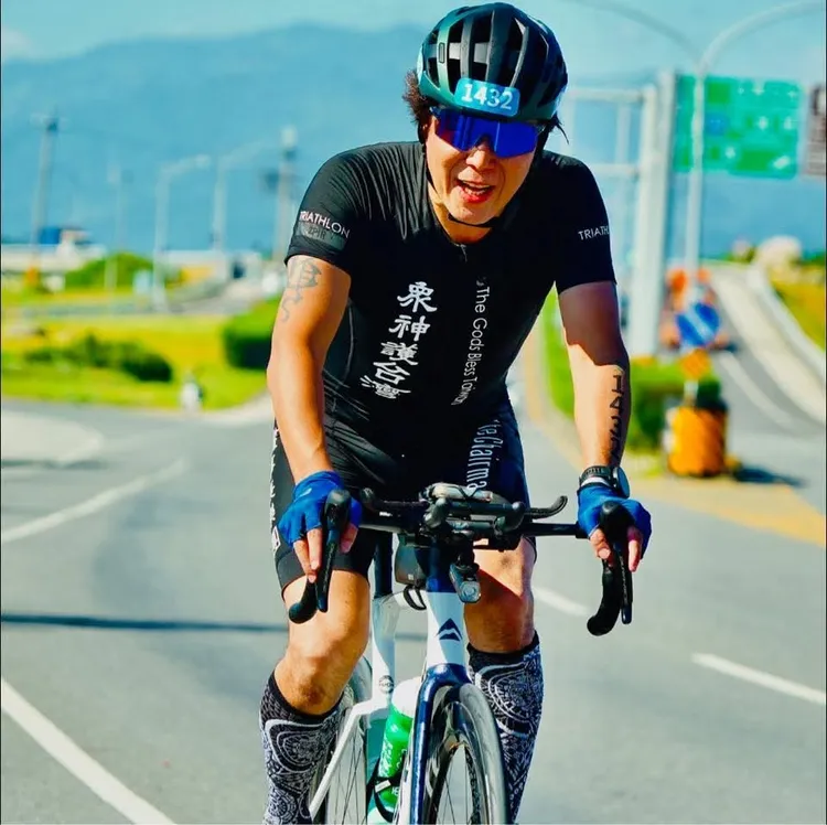 吳永吉近年迷上騎單車運動。美利達自行車提供