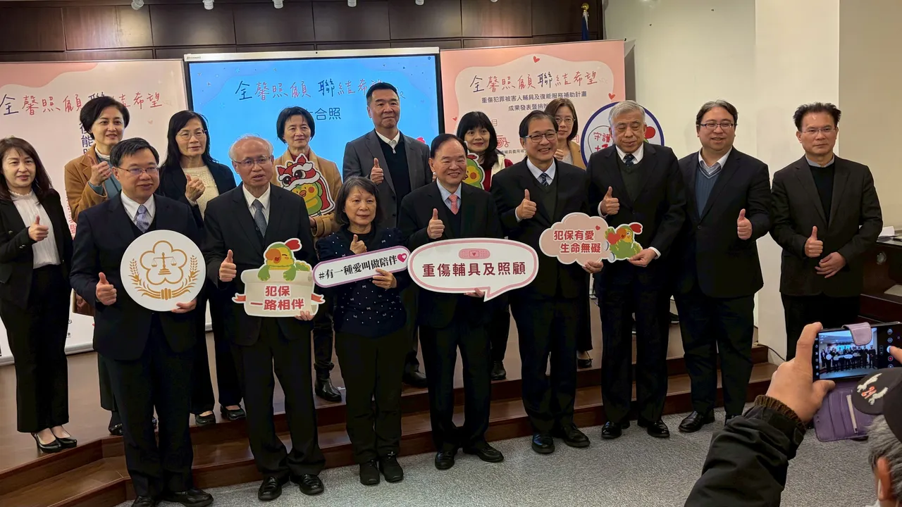 法务部长郑铭谦(右4)、全联董事长林敏雄(右5)与犯保协会人员一起合照。张钦摄